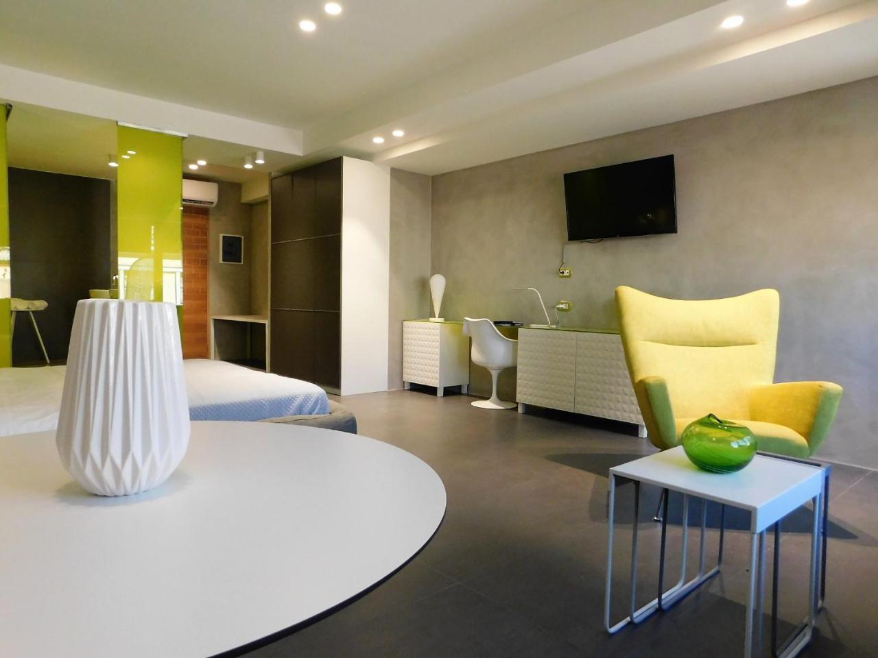 101 Adrianou Apartments Atene Esterno foto